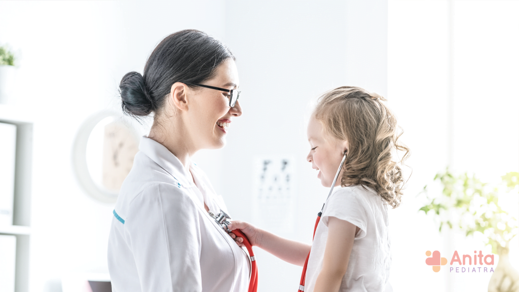 Uma imagem contendo um estetoscópio, uma criança e uma mulher no consultório para artigo de escolher pediatra.