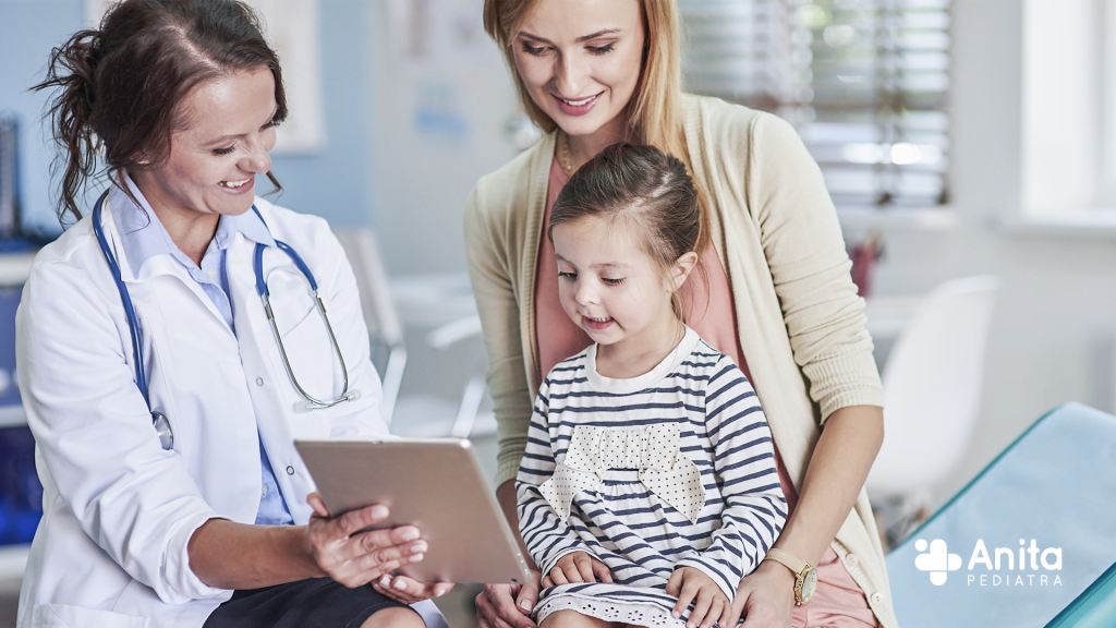 Uma imagem contendo uma médica, uma criança com sua mãe, no consultório pediatra para consulta