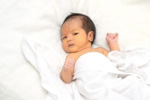 Um bebê com a pele amarelada para post sobre icterícia neonatal