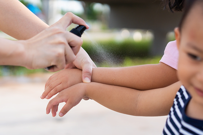Uma imagem contendo spray aerosol para repelente infantil no blog de pediatria